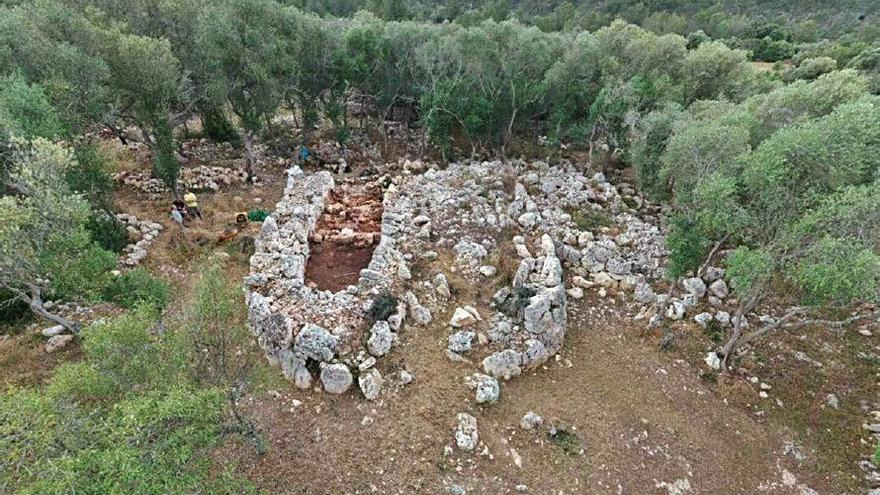 Imagen de una de las navetas del poblado pretalayótico.