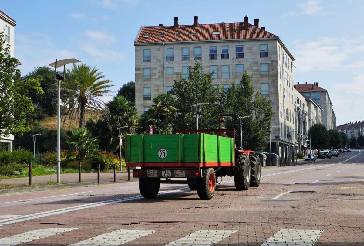 Un tractor circulando ayer por la praza da Mercé, donde se aprecia el pavimento en mal estado / Jesús prieto