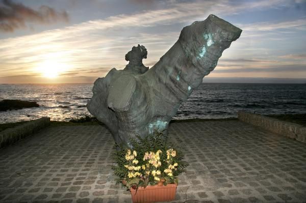 La escultura con las nueve cruces impresas en homenaje a los fusilados en la curva de La Bombardera, en Baiona, en plena Guerra Civil.