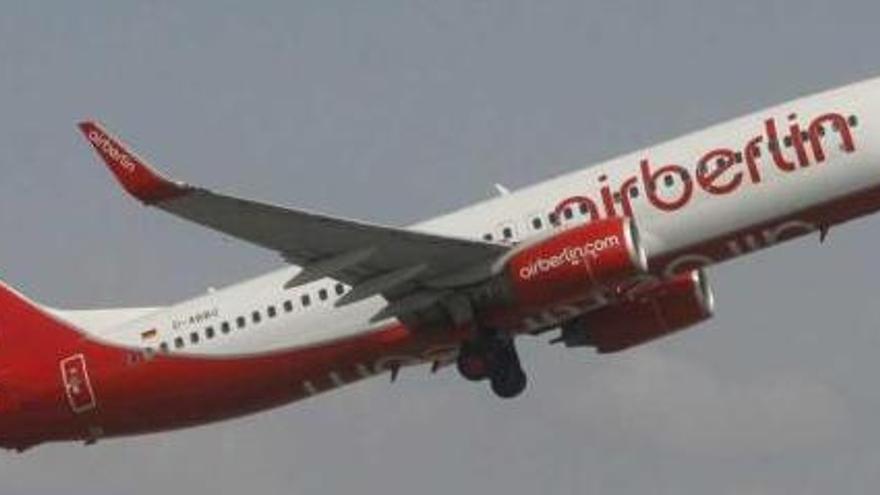 Imagen de archivo de un avión que acaba de despegar en el Aeropuerto de Málaga.