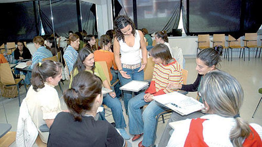 Adolescentes en un programa para prevenir la violencia en las aulas.