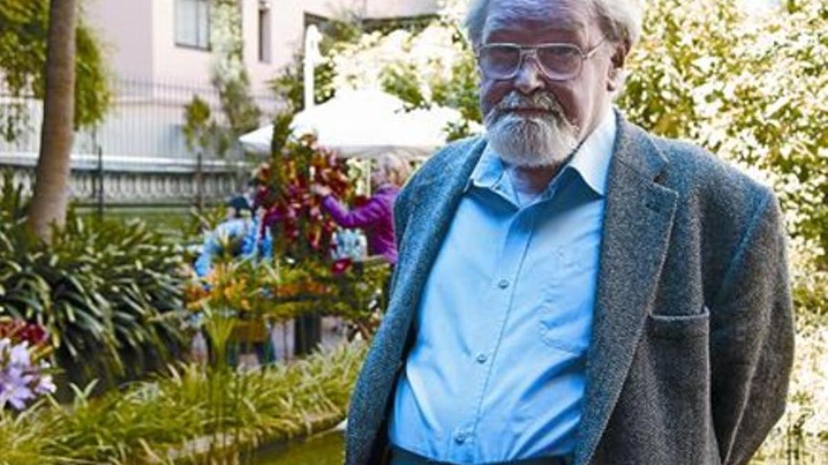 El escritor escocés Alasdair Gray, en el jardín del Ateneu Barcelonès, el pasado miércoles.