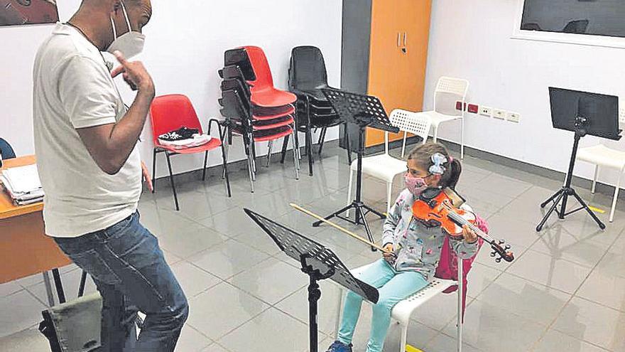 Alumna recibiendo clases en el centro moyense.