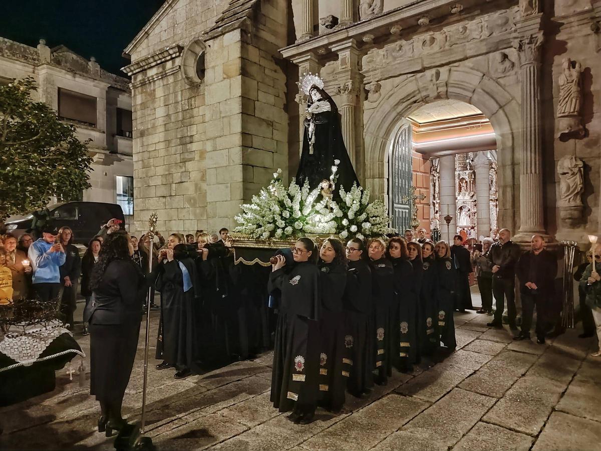 La procesión de la Soledad de María, de la Semana Santa de Cangas
