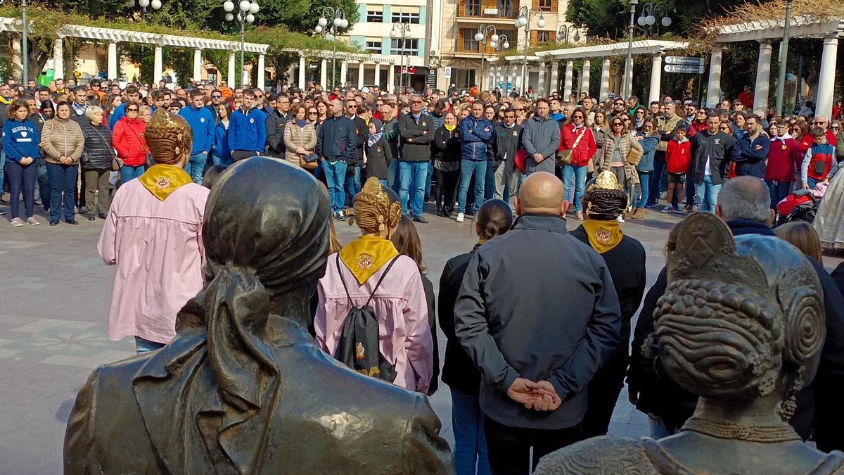 Concentración solidaria del colectivo fallero de Alzira.