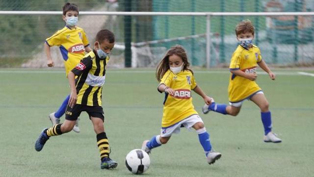 Un momento del Rápido de Bouzas-San Miguel de sub 8 jugado en Navia. // PABLO HERNÁNDEZ