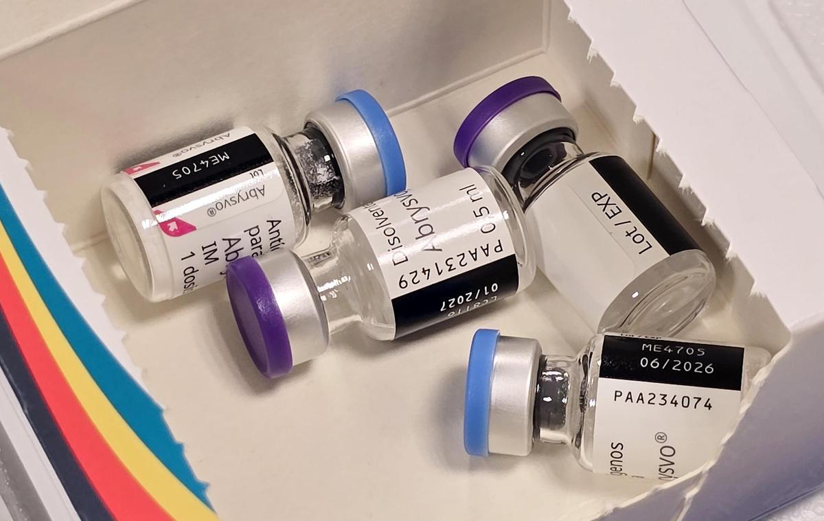 Hasta dos horas de cola en el Cunqueiro para participar en el ensayo clínico frente al Virus Respiratorio Sincitial