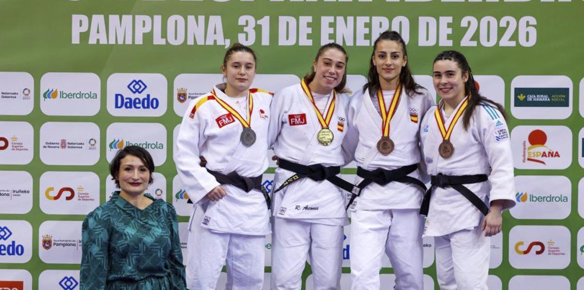 Villamediana, primera por la derecha, en el podio. |  Cedida