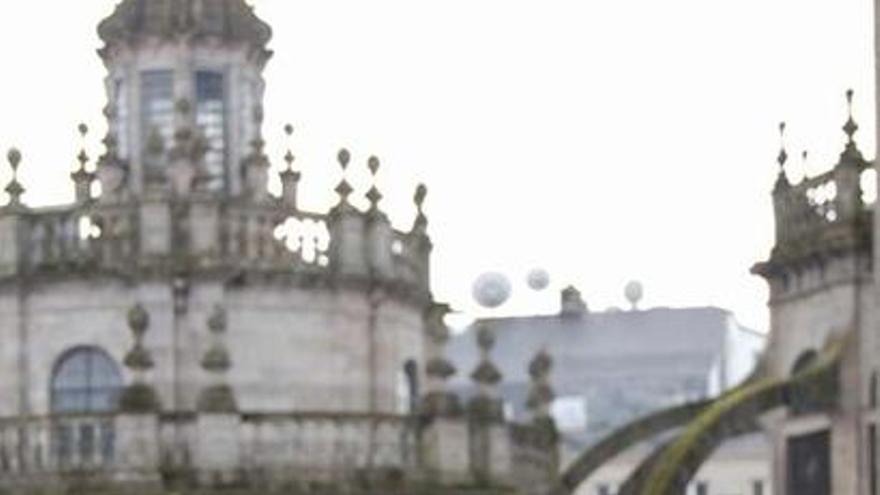 César Carnero posa delante de la catedral de Lugo.