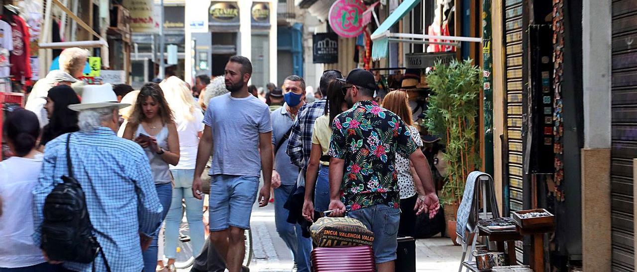 Turistas en el centro de València, en una imagen captada el 9 d’Octubre. | FRANCISCO CALABUIG
