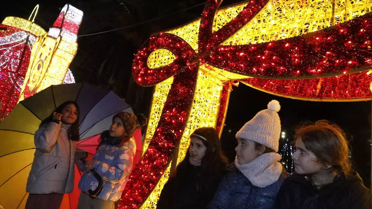 Castrillón se prepara para brillar: un letrero de cinco metros en el Ayuntamiento y figuras 3D protagonizarán el alumbrado navideño