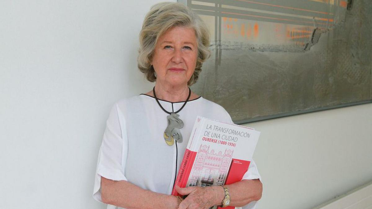 María Victoria Carballo-Calero, con su libro.