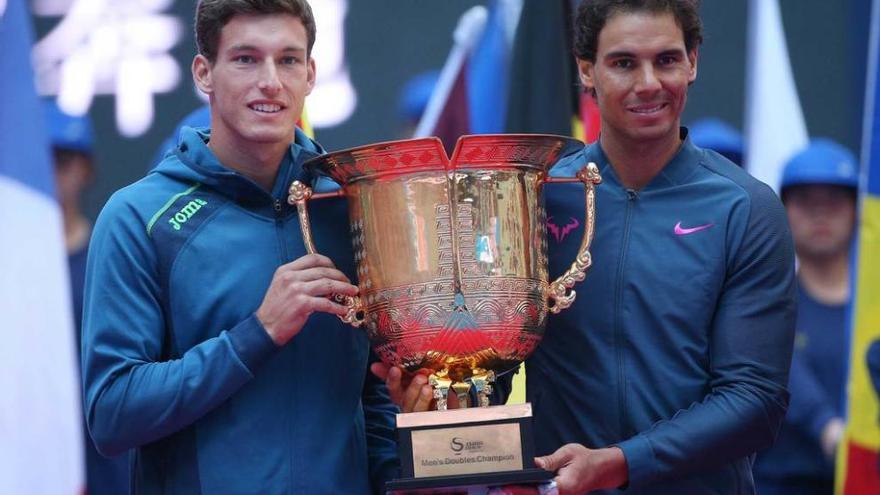 Carreño y Nadal sostienen el trofeo de Pekín.