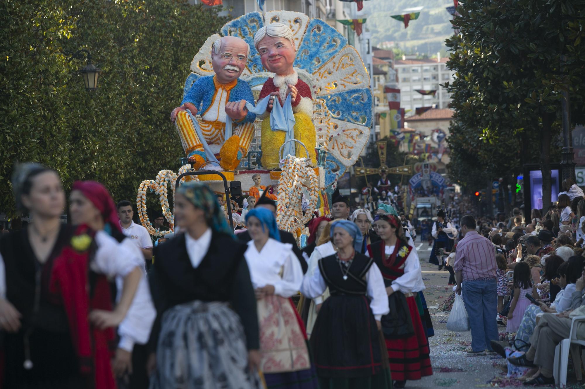 En Imágenes: El Desfile del Día de América llena las calles de Oviedo en una tarde veraniega