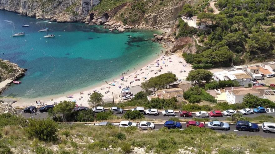 La policía de Xàbia multa a más de 250 coches por aparcar mal en las calas.