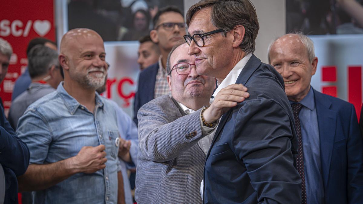 Salvador Illa recibe el saludo de Miquel Iceta ante José Montilla durante la noche electoral del 12M.