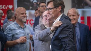 Salvador Illa recibe el saludo de Miquel Iceta ante José Montilla durante la noche electoral del 12M.