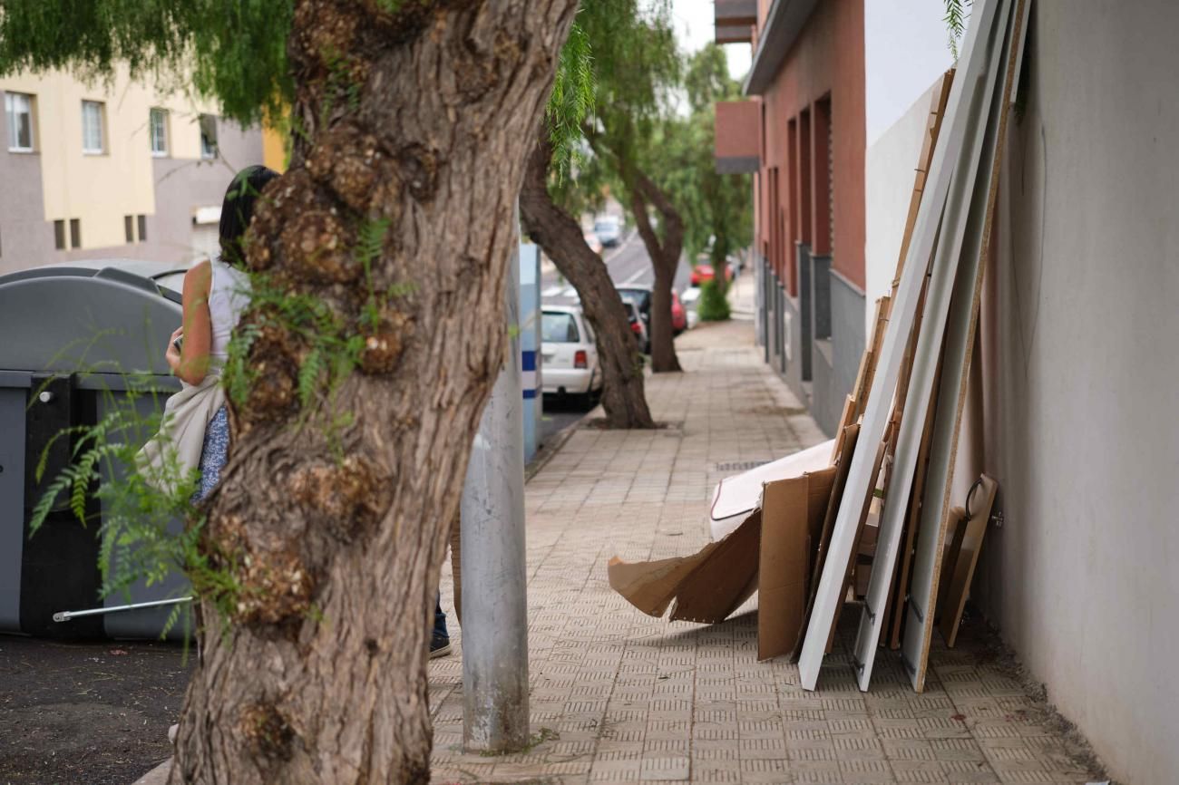 Recogida de enseres en Santa Cruz en el inicio de la campaña '5 días, 5 distritos'