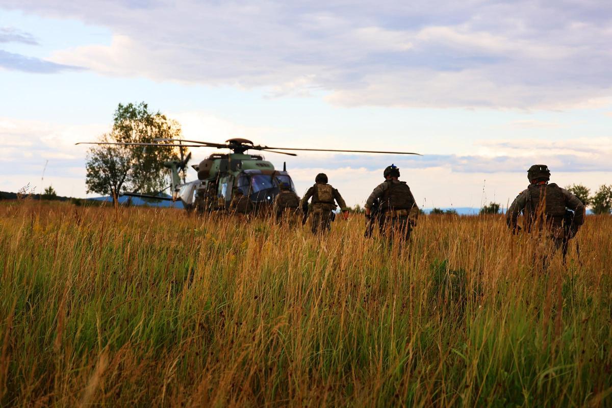 Ejercicio táctico de traslado aéreo de una baja.
