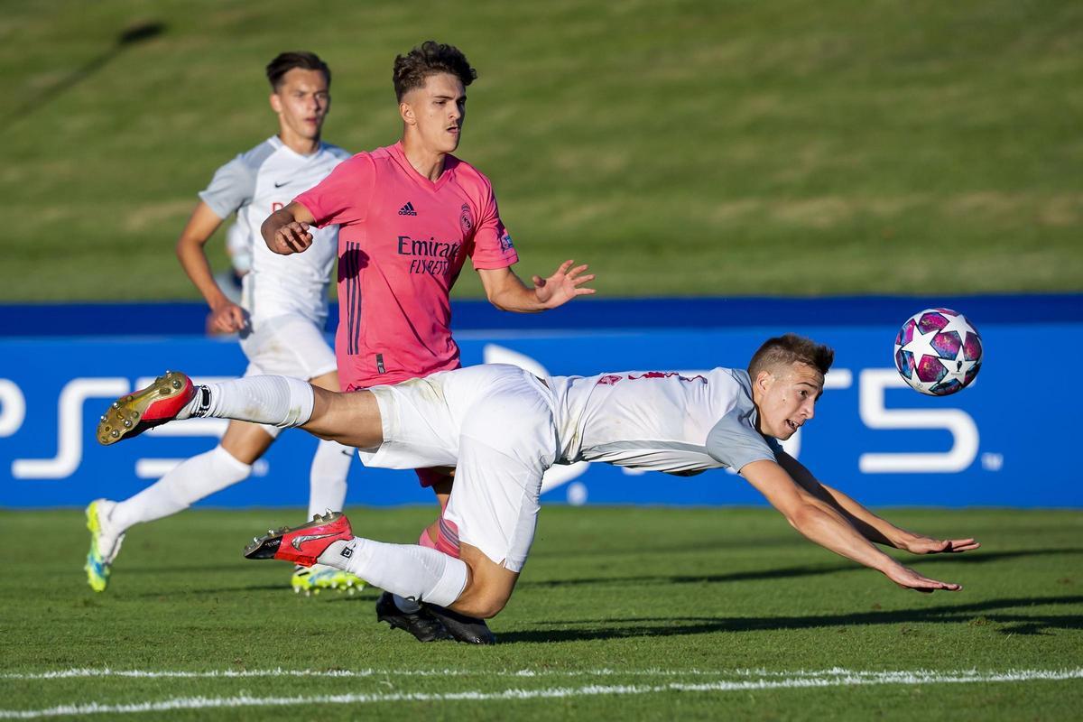 Affengruber se lanza al suelo para despejar un balón durante el Madrid-Salzburgo de la Youth League 2020