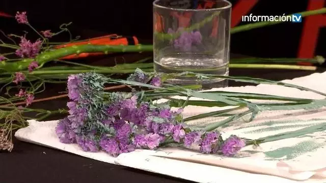 Taller Creativo realiza un lienzo de flores