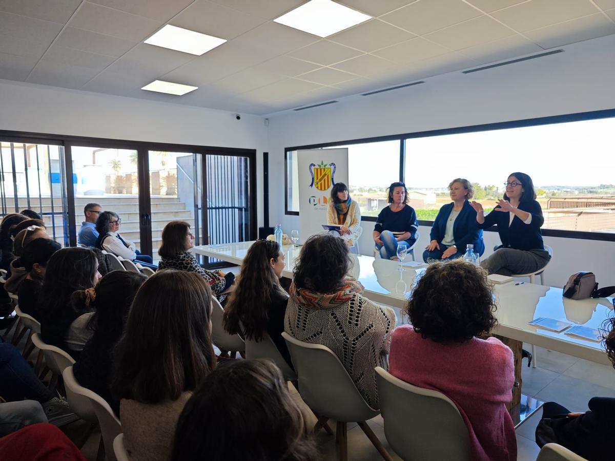 Un momento de la mesa redonda en la bodega Miquel Oliver.