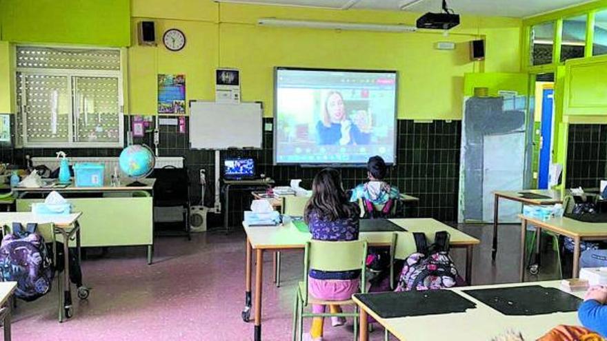 Alumnos de un aula participante en las jornadas escuchan la conferencia de Deborah García Bello a través del proyector. | Dirección Provincial de Educación