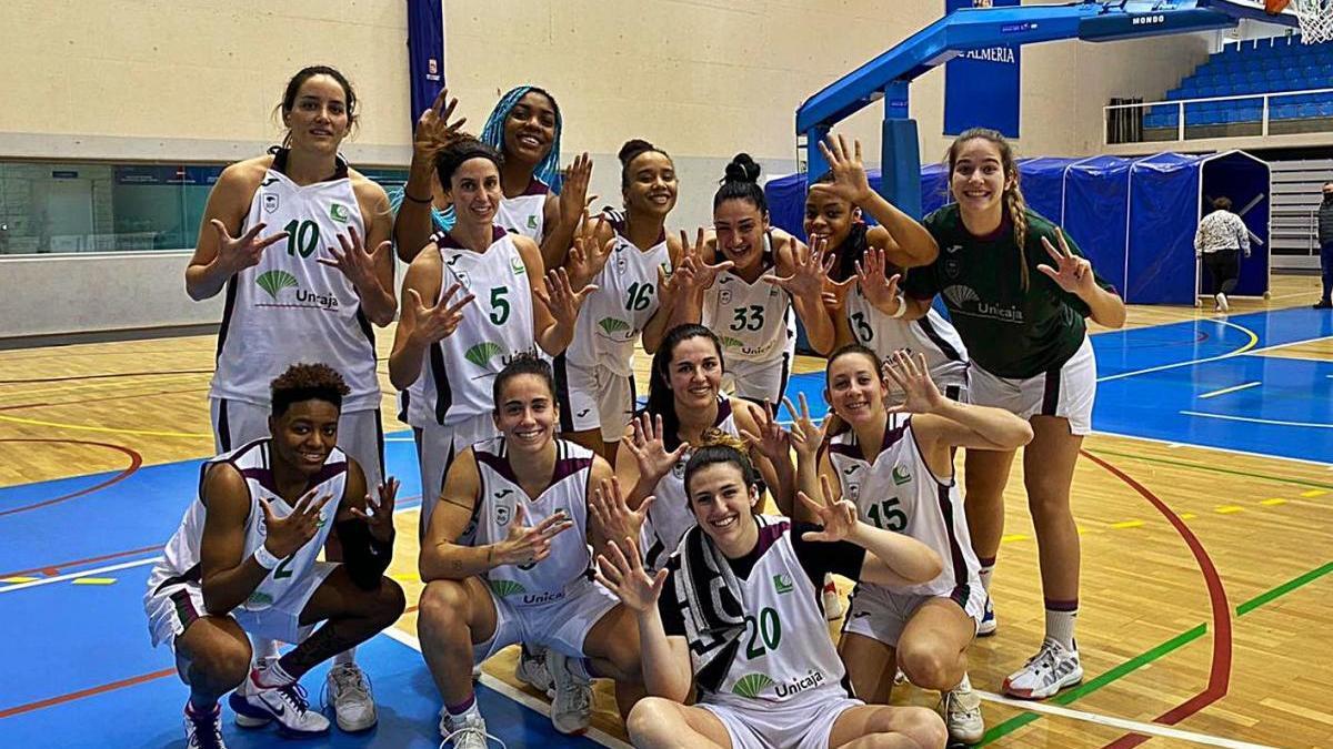 Las jugadoras del Unicaja posan sonrientes tras su victoria en Almería.