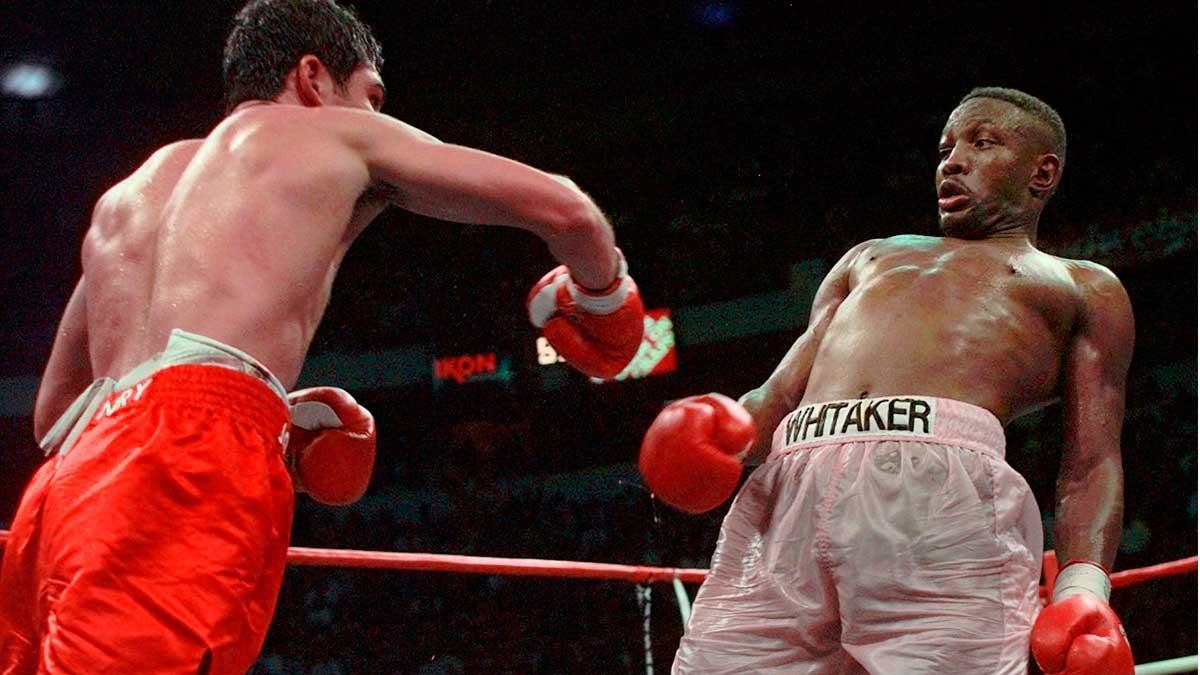 Combate del boxeador Pernell Whitaker, que ha muerto atropellado en Virginia. En la foto, pelea entre Whitaker (derecha) y Oscar de la Hoya, que se proclamó vencedor, en abril de 1997 cuando se jugaban el título WBC en Las Vegas.  