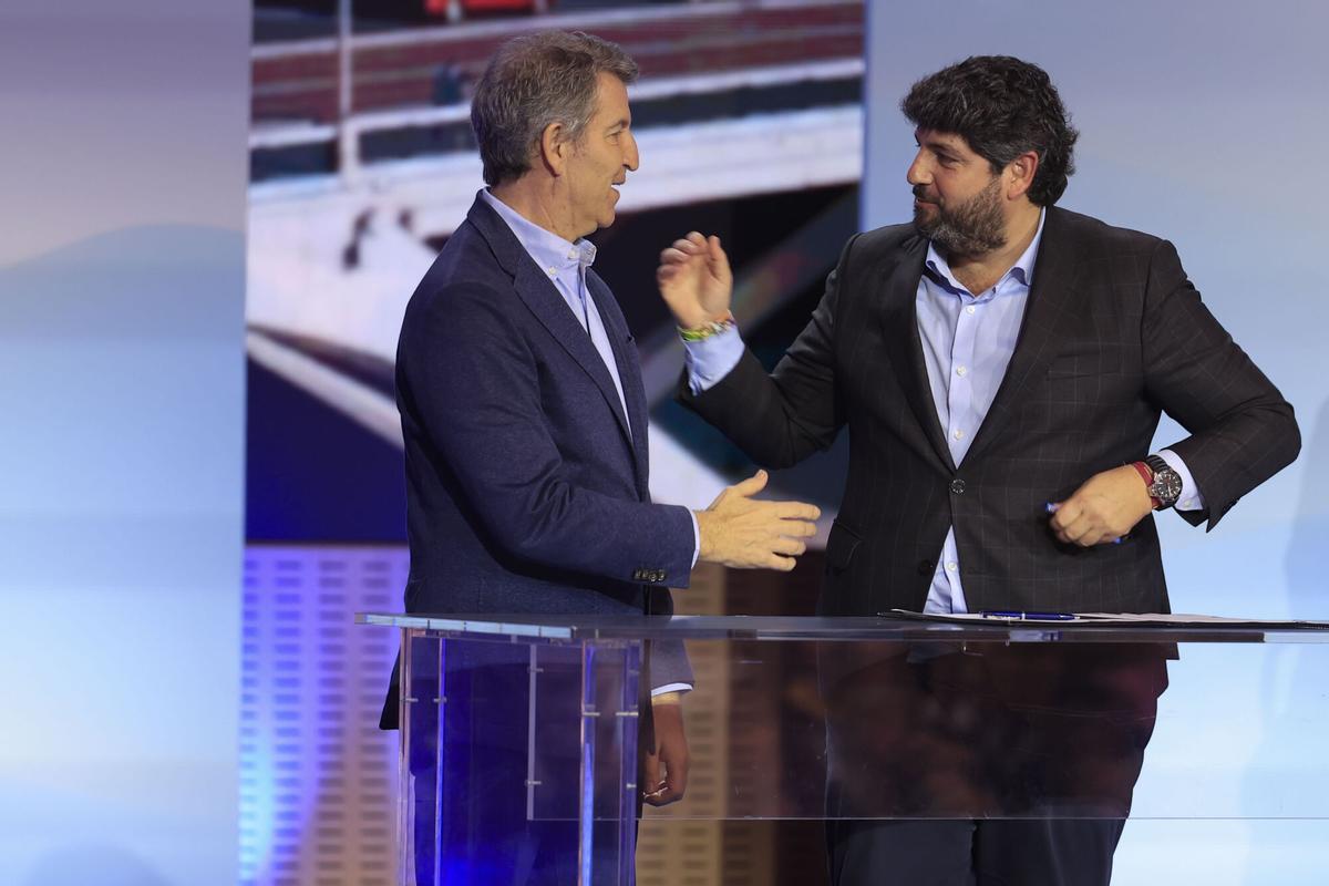 El presidente de PP, Alberto Núñez Feijóo, junto al presidente de Murcia, Fernando López Miras.