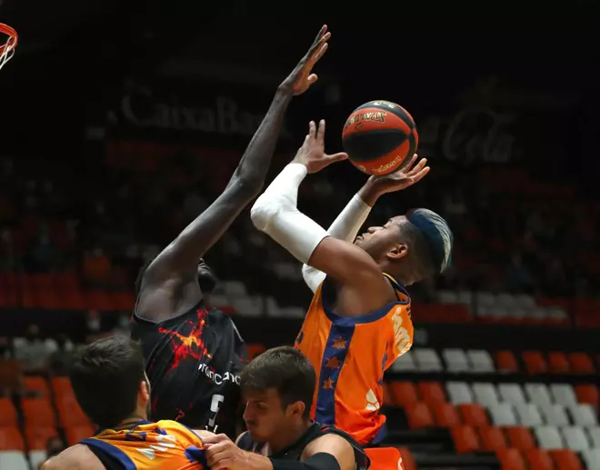 Partido entre el Valencia Basket y el Gran Canaria . Torneo Ciutat de València