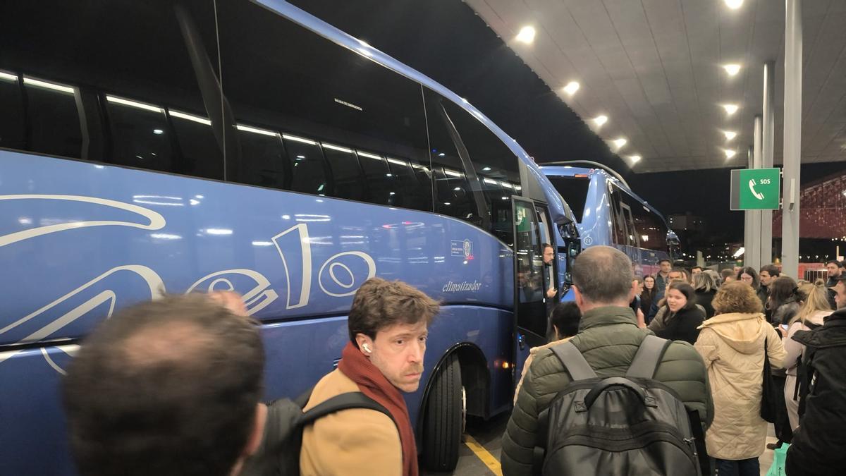Los viajeros, cogiendo el autobús en León hacia Asturias.