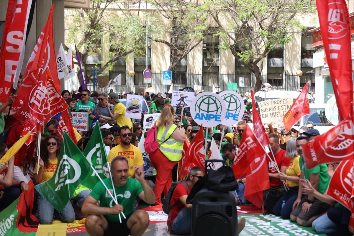 Protesta de los profesores frente a la sede territorial de Educación en Alicante