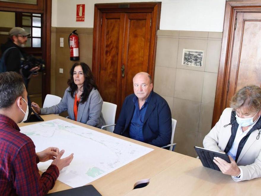 De espaldas, el concejal Olmo Ron dialoga, por la izquierda, con Inés Álvarez, Javier Martínez y Ángel Lorenzo, ayer, en la Casa Rosada. | Á. González