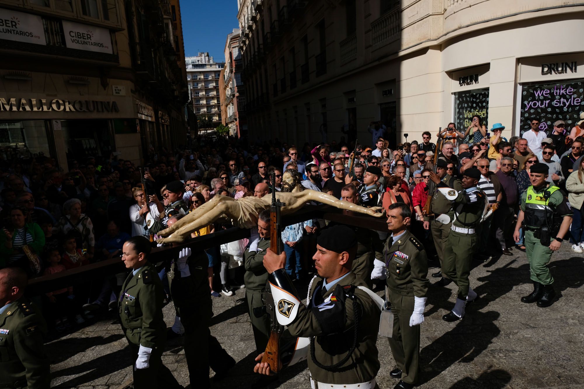 El traslado del Cristo de Ánimas de Ciegos, en imágenes