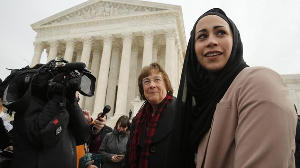 Samantha Elauf (derecha), frente al Tribunal Supremo, en Washington, el 25 de febrero.