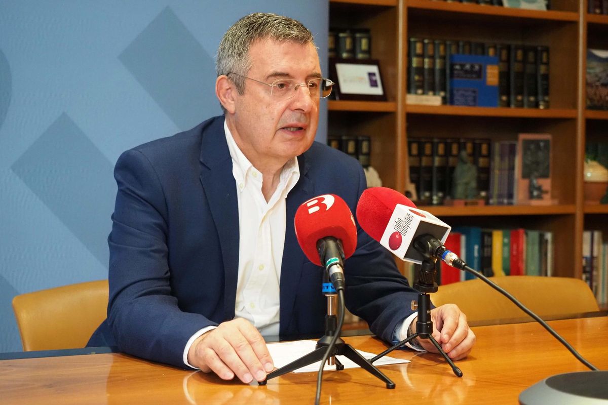 Miquel Noguer, alcalde de Banyoles, durant la roda de premsa d'avui.
