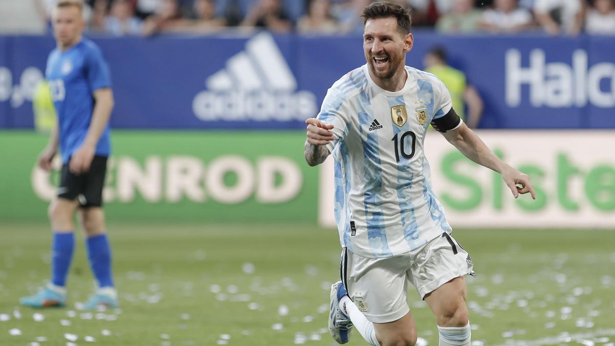 El delantero de la selección argentina de fútbol Lionel Messi celebra su tercer gol, durante un partido internacional amistoso entre Argentina y Estonia en el estadio El Sadar, en Pamplona