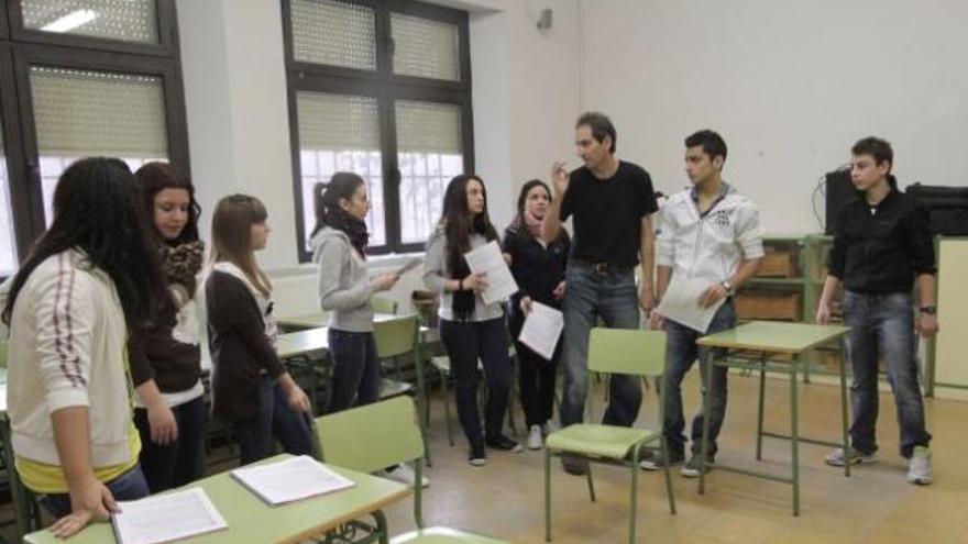 Los componentes del grupo Trespass durante el ensayo de la nueva obra en una de las aulas del IES Fuentesaúco.