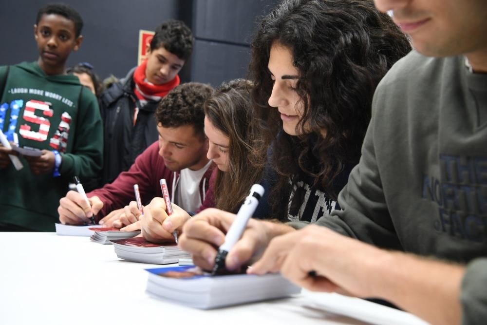 Los estudiantes disfrutaron de la inmersión deportivista que propone el ciclo de encuentros escolares con jugadores del Deportivo 'Os Nosos Valores - Escolas 110% branquiazuis'.