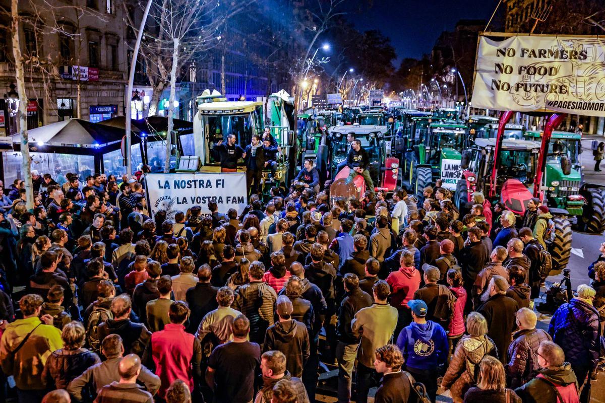 Asamblea de los agricultores en la confluencia de Gran Via con Rambla de catalunya