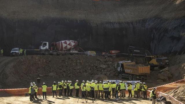 Técnicos y autoridades, explicando el proyecto, con las obras del túnel de Rante (San Cibrao), al fondo.   | // BRAIS LORENZO