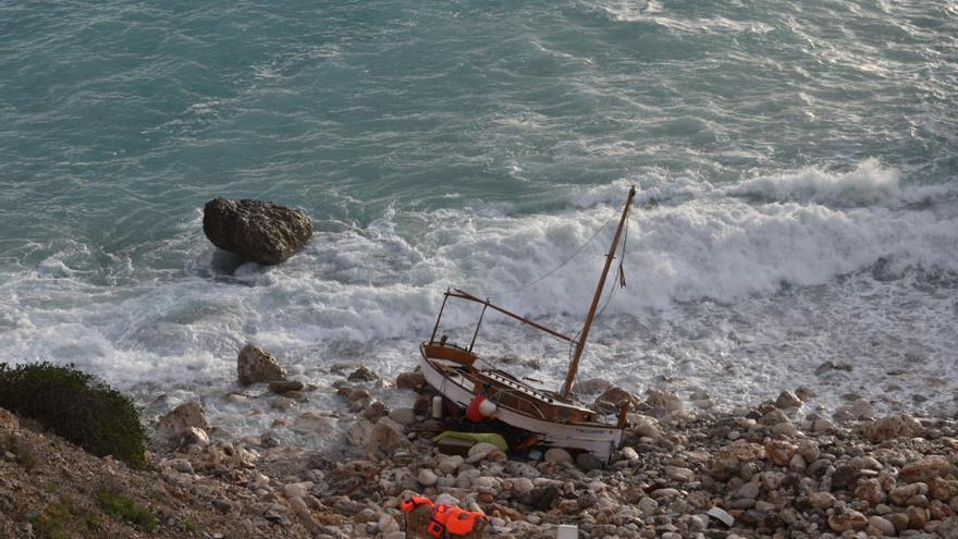 El fuerte temporal empotra un llaüt de siete metros contra las rocas del Dique del Oeste