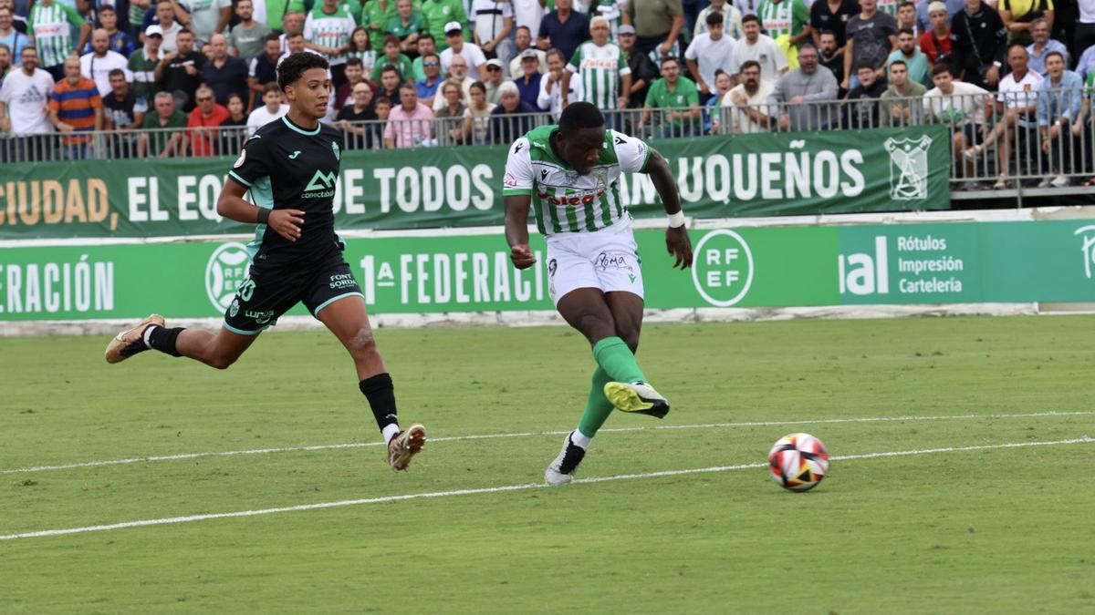Mwepu super al balearico Sánchez y dispara ante el meta Vila para anotar su segundo gol.