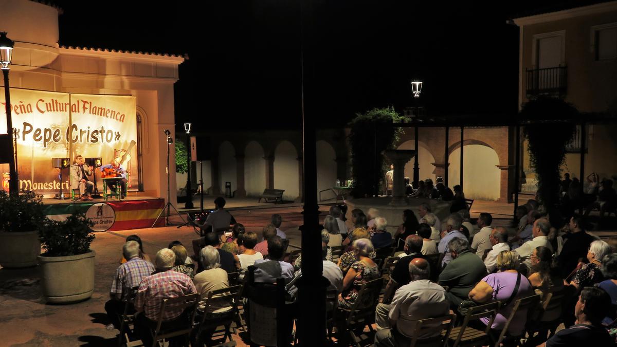 Ambiente en la Plaza de la Ermita durante la velada flamenca