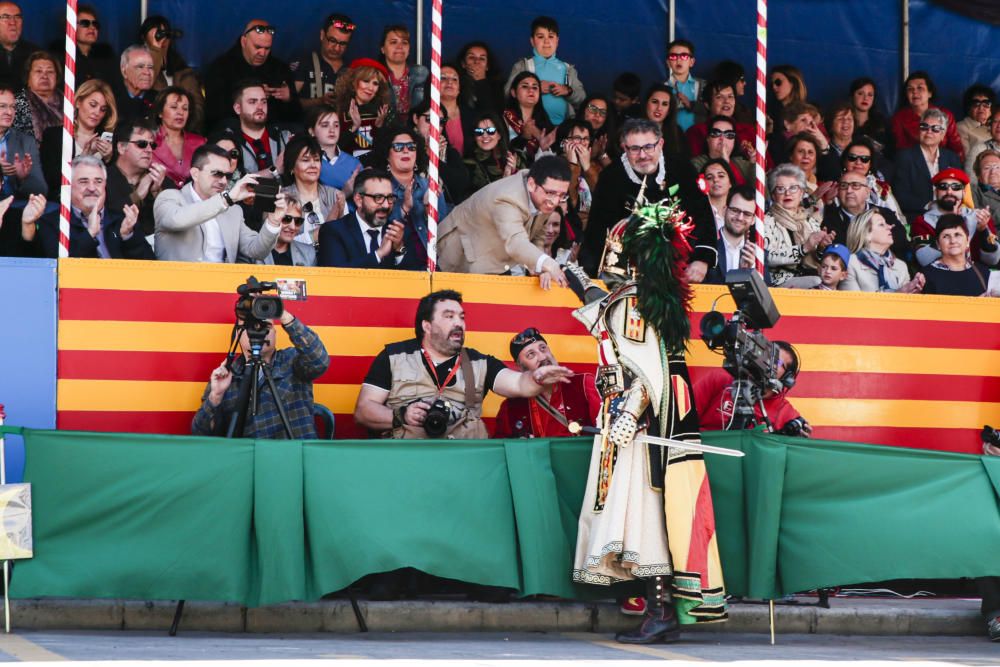 La comparsa Labradores presenta un boato muy participativo y primaveral, y con la interpretación del pasodoble Sueños Festeros logró emocionar al numeroso público