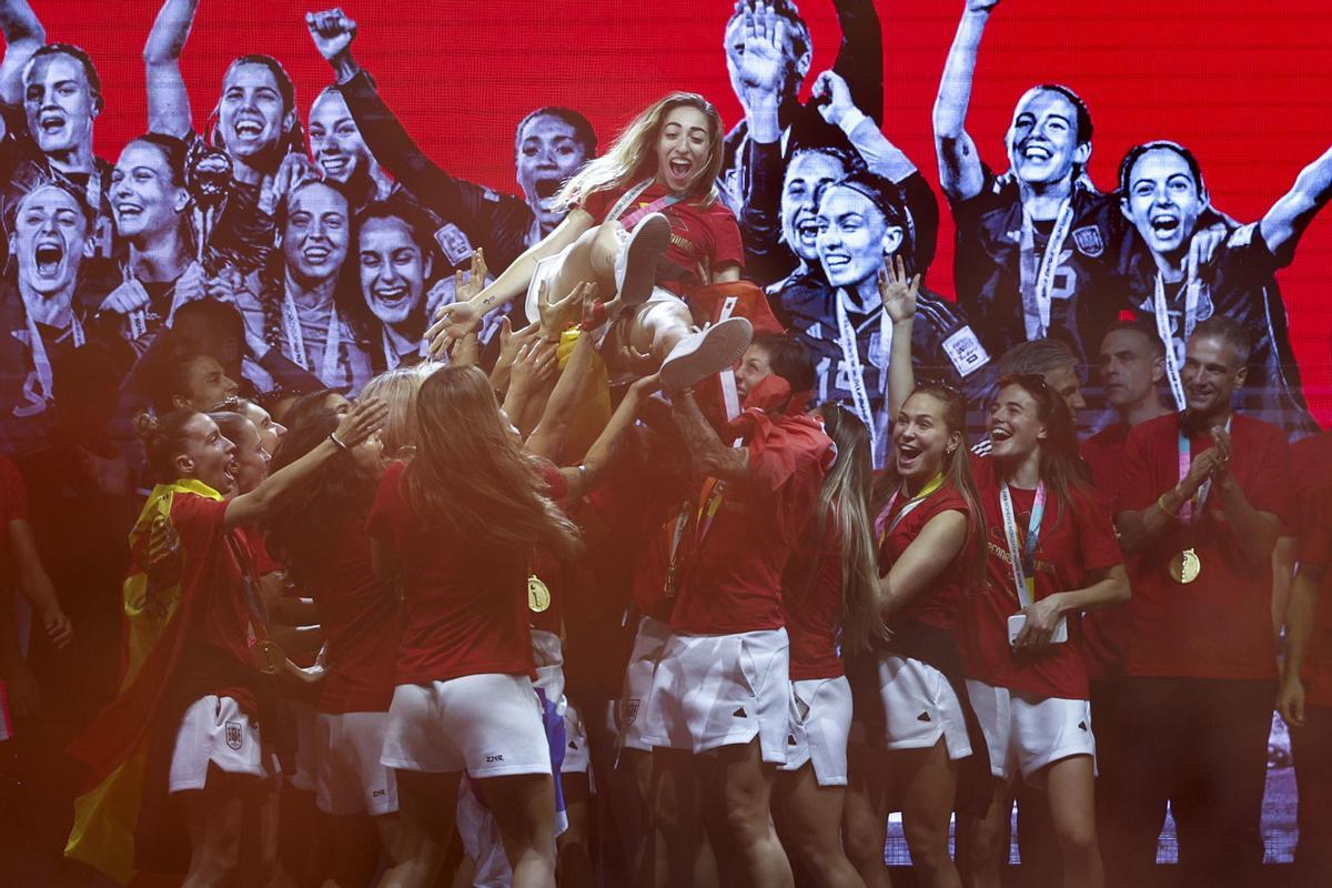 La jugadora de la selección española femenina de fútbol Olga Carmona es manteada por sus compañeras durante la celebración con la afición del campeonato del mundo, este lunes en la explanada Puente del Rey, en Madrid Río.