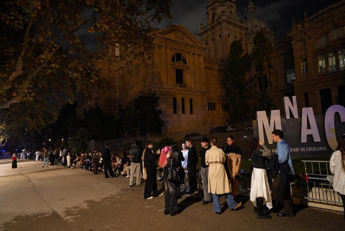 Los fans seleccionados de Rosalía esperan horas para el listening party en el MNAC, Barcelona