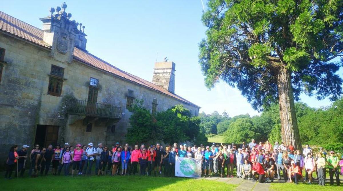 Alrededor de 150 personas se sumaron a la ruta del Camiño do Corpiño, entre el Pazo de Liñares y el Santuario.