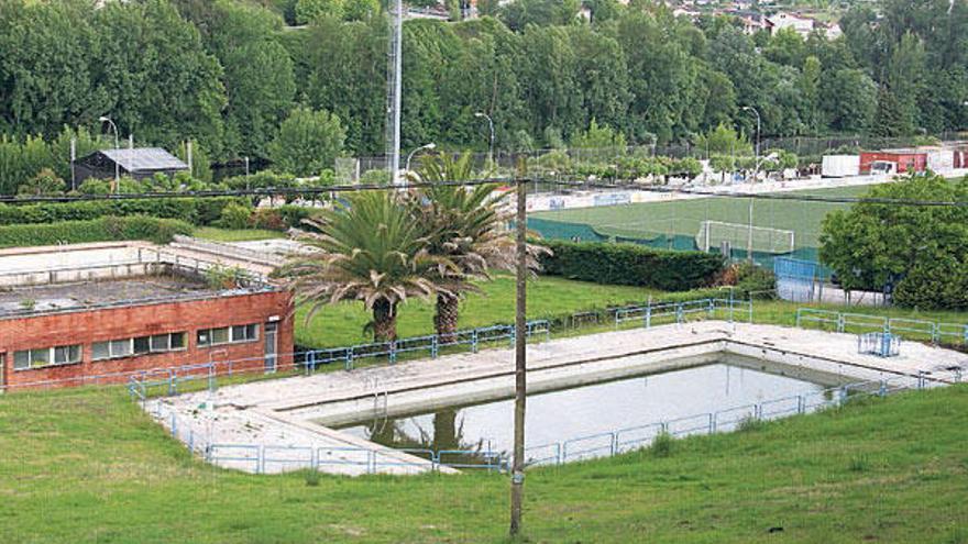 Piscinas de pago de Oira donde irá un centro de ocio y deporte.  // I.O.